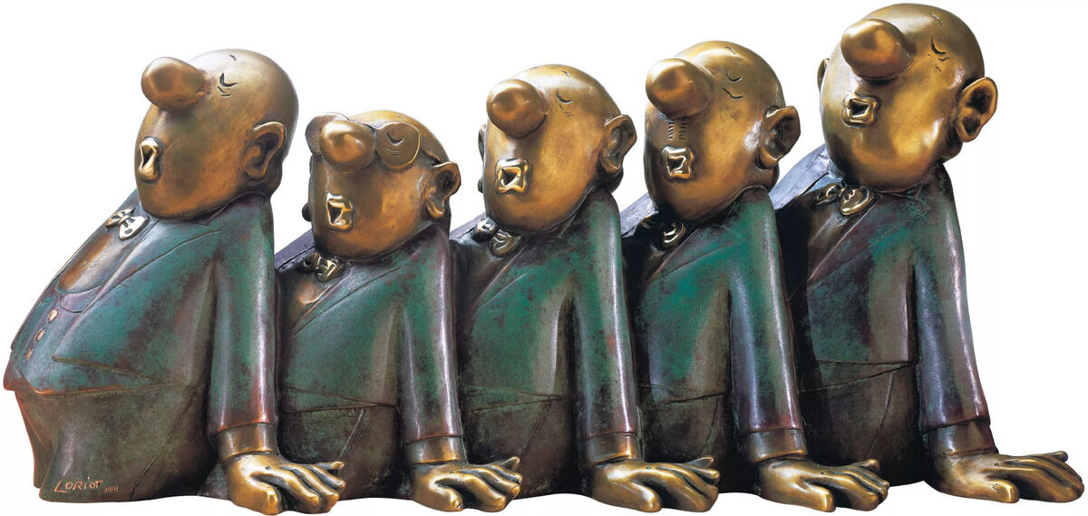 Eine Bronzeskulptur von Loriot, die fünf Sänger der Gruppe Comedian Harmonists darstellt, alle in schwarzer Kleidung mit Fliege und charakteristisch komischen Gesichtsausdrücken.