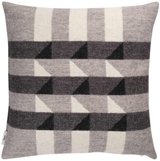 Kissen »KVAM« mit geometrischem Schwarz-Weiß-Muster aus grauem, schwarz und weiß gemusterten Stoff, quadratische Form, minimalistisches skandinavisches Design.