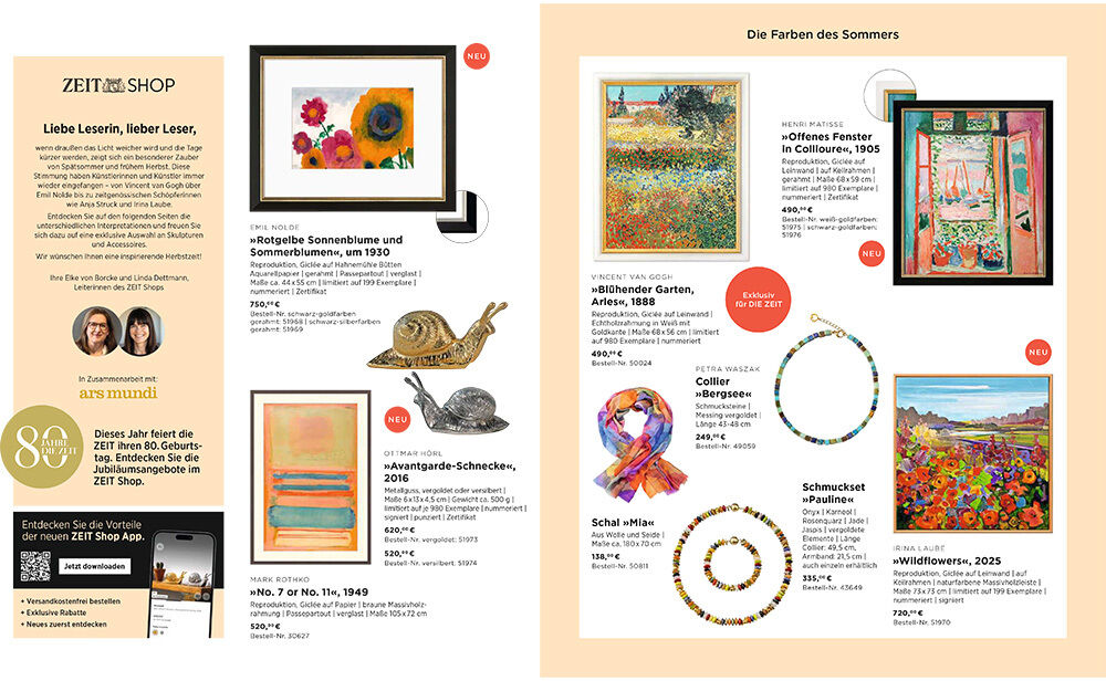 Zwei Katalogseiten mit Kunstwerken, Schmuck und Accessoires, ideal für Kunstliebhaber und Sammler. Die linke Seite zeigt einen Brief, Fotos, ein gerahmtes Blumenbild und Geschenkideen. Rechts sind farbenfrohe Gemälde, Accessoires und Schmuck auf hellem Hintergrund präsentiert.