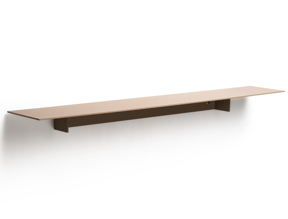 Minimalistisches Wandregal aus Holz in Braun und Beige an einer weißen Wand montiert.
