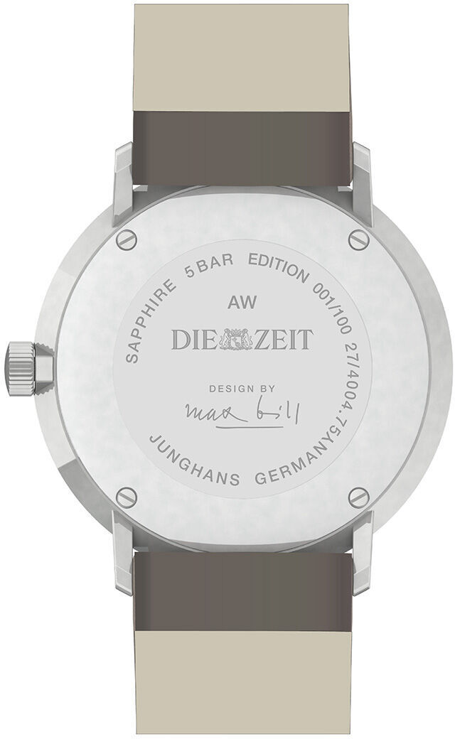 Ein Bild von der Rückseite der Armbanduhr ZEIT-Kollektion »Max Bill Kleine Automatic« von Junghans. Die Uhr hat ein Edelstahlgehäuse, ein Lederarmband und Gravuren auf der Gehäuserückseite.