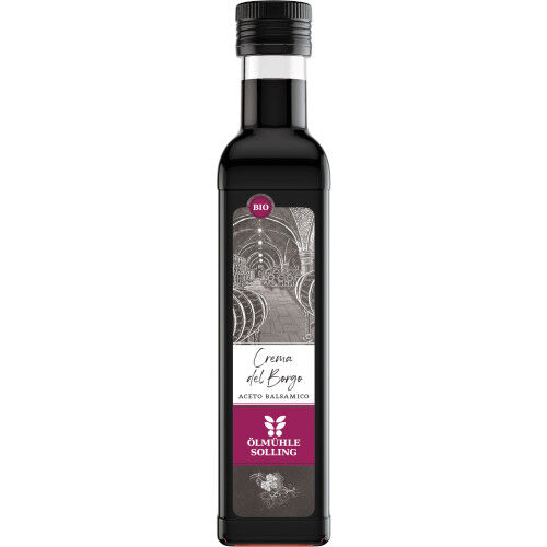 Eine elegante, schwarze Glasflasche mit Balsamico Creme, geschmückt mit weißem und lila Etikett. Auf dem Etikett sind ein stilisiertes Weinfass und die Aufschrift 'Crema del Borgo - Aceto Balsamico', sowie das Markenlogo der Ölmühle Solling abgebildet. Das Produkt steht auf hellem Untergrund und wirkt hochwertig und fein.