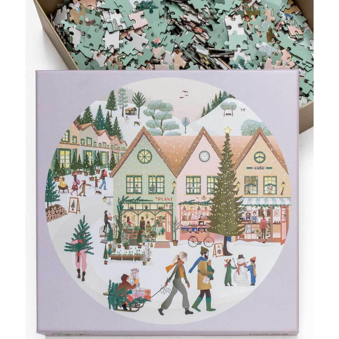 Ein Puzzle mit dem Titel »Weiße Weihnacht«, das eine verschneite Winterlandschaft mit einer Stadt Szene zeigt. Zu sehen sind verschneite Häuser, ein Weihnachtsbaum, Menschen beim Einkaufen und im Freien. Die Farben sind hauptsächlich Weiß, Grün, Braun, Rosa und Blau.