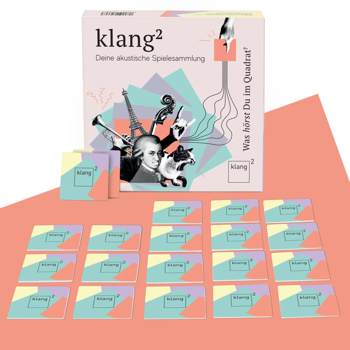 Das Spiel »klang² - QR Edition« enthält eine Box, Spielkarten und ein QR Code. Die Farben der Spielkarten sind Rosa, Lila, Gelb, und Hellgrün. Die Box zeigt Grafiken von Musikinstrumenten und ein Porträt von Johann Sebastian Bach. Es ist ein akustisches Rätsel- und Musikspiel.