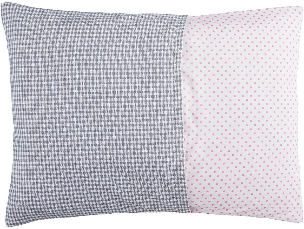 Ein dekoratives Kissen mit einem Elefantenmotiv, das personalisiert werden kann. Das Kissen besteht aus zwei Abschnitten: einer blauen karierten Seite und einer weißen Seite mit roten Punkten. Perfekt als Geschenkidee für Babys und Kinder.