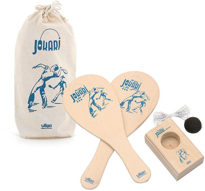 Ein Kabeltennis-Set bestehend aus zwei beigen Holzschlägern, einem schwarzen Ball, einer Holzplatte und einer Aufbewahrungstasche mit einem blauen Aufdruck 'Jokari'.