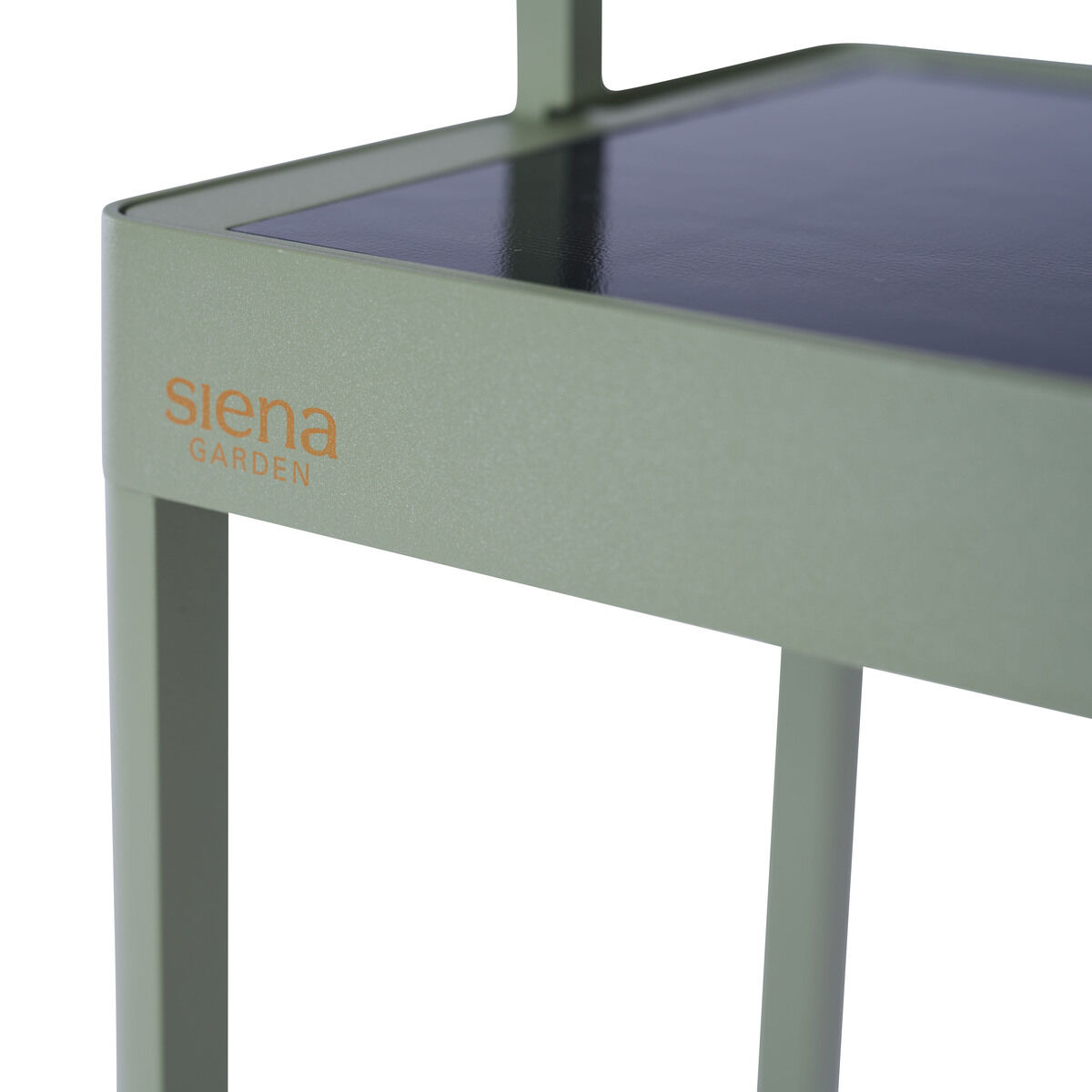 Detailansicht des Windlichts »Wega« von Sienagarden, olivgrün lackiertes Metallgestell mit klarer Glaseinlage, modern und kantig. Das Logo 'siena GARDEN' ist in orange aufgedruckt. Perfekt für Garten oder Terrasse als stilvolle Beleuchtung.