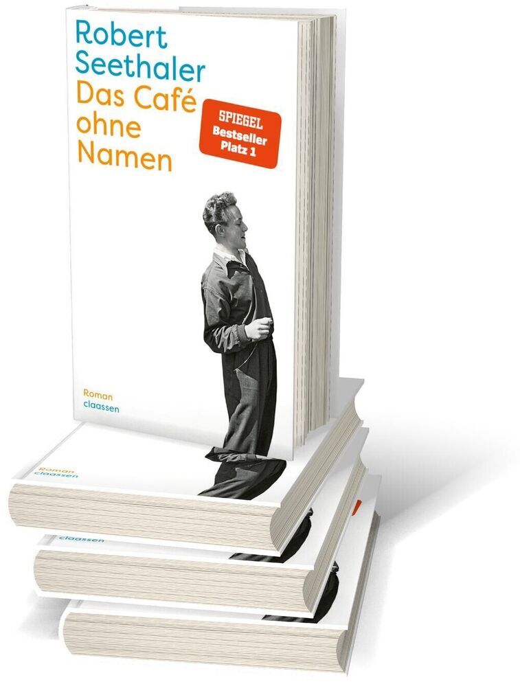 Das Bild zeigt das Buch 'Das Café ohne Namen' von Robert Seethaler. Das Buch hat ein weißes Cover mit einem Schwarz-Weiß-Bild einer stehenden Person, die einen Mantel trägt. Der Titel des Buches ist in orange und gelb geschrieben und der Autorname in blau. Es steht auf einem Stapel von drei weiteren Exemplaren des Buches, und auf dem Cover befindet sich ein Aufkleber, der auf die Platzierung in den Spiegel-Bestsellerlisten hinweist.