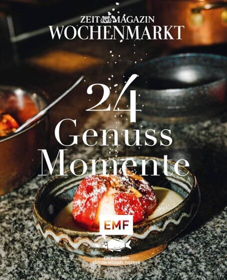 Das Bild zeigt den Adventskalender »24 Genussmomente« vom Zeit Magazin Wochenmarkt. Im Vordergrund befindet sich eine dekorative Schale mit einem festlichen Dessert, bestreut mit Puderzucker. Der Hintergrund zeigt eine gemütliche Küchenatmosphäre mit weiteren Schalen und Kochgeschirr. Die Szene ist in warmen, stimmungsvollen Farben gehalten und vermittelt eine winterliche, genussvolle Stimmung.