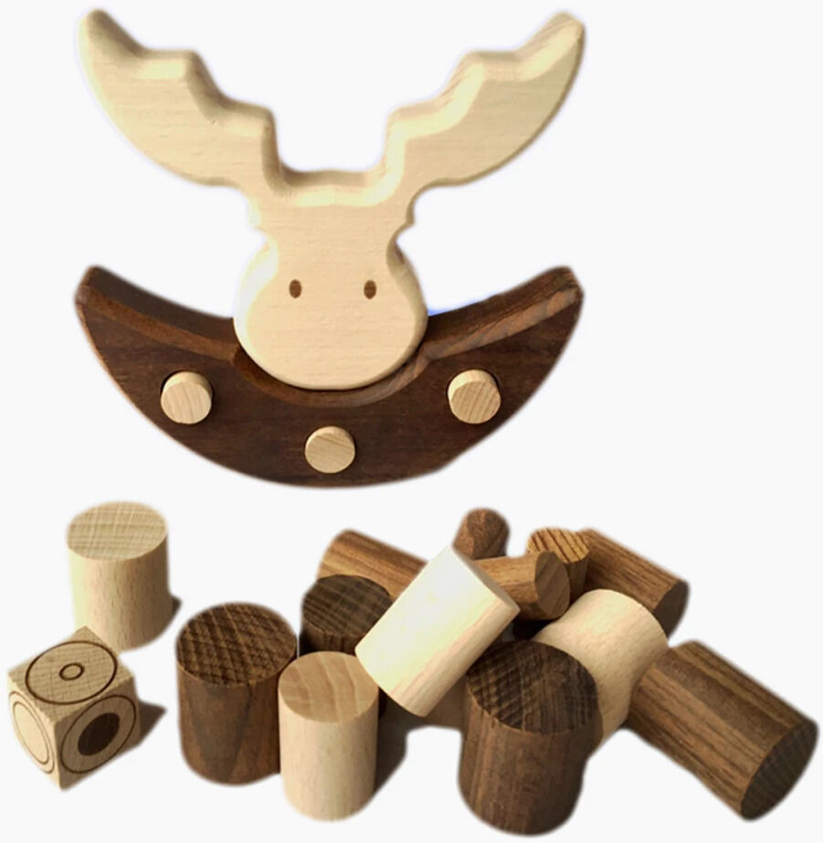 Zu sehen ist das Balancierspiel »Elch« von Goki: Ein Elch aus verschiedenfarbigem Holz, kombiniert mit zahlreichen kleinen Holzscheiben und einem Würfel. Das Spiel ist liebevoll designt, die Farben sind natürliche Braun- und Beigetöne, keine weitere Verzierung sichtbar.