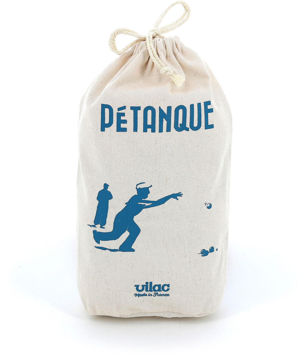 Ein Boule-Spiel mit der Aufschrift 'Pétanque' in einem beige Stoffbeutel mit blauer Illustration einer spielenden Person. Es steht die Marke Vilac darauf.