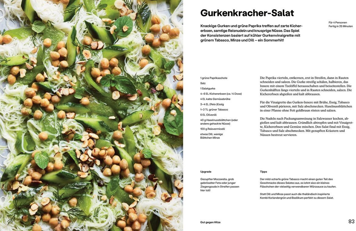 Das Bild zeigt eine Seite aus dem Kochbuch 'Einfach Urlaub' von Stevan Paul. Links ist ein detailreiches Foto von einem Gurkenkracher-Salat zu sehen, das eine Mischung aus frischen grünen Gurken, Kichererbsen, Kräutern und Nüssen zeigt. Rechts auf der Seite befindet sich das Rezept mit Zutatenliste und Zubereitungshinweisen. Das Bild vermittelt eine frische und gesunde Atmosphäre.