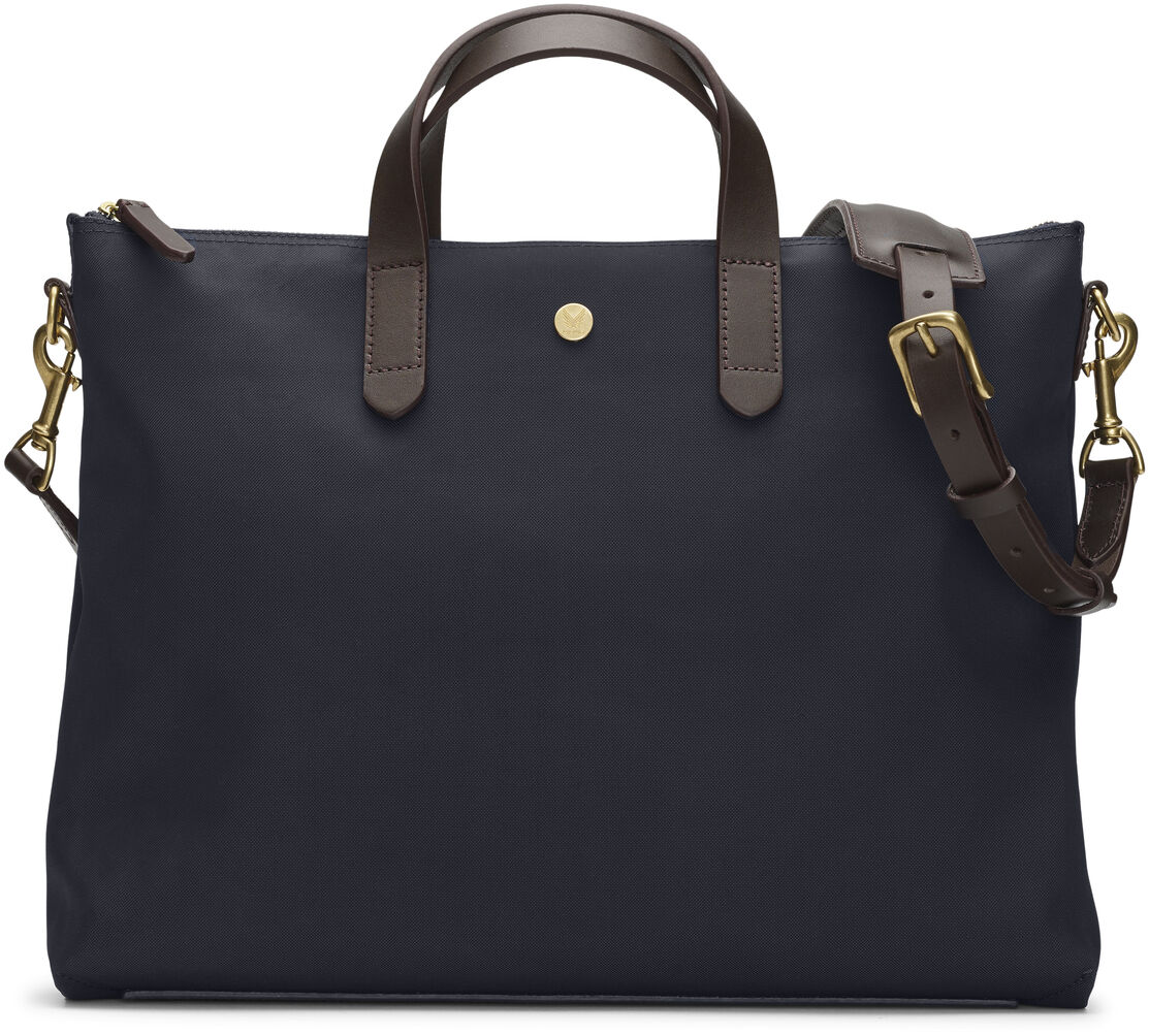 Eine schwarze Laptop-Tasche der Marke »BRIEF« mit braunen Handgriffen und einem Schulterriemen, verziert mit goldenen Schnallen. Stilvoll und professionell gestaltet, ideal für das Berufsleben.