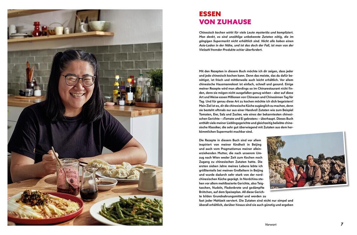Person sitzt an einem Tisch und lächelt, während verschiedene chinesische Gerichte vor ihr auf dem Tisch arrangiert sind. Das Bild ist ein Ausschnitt aus einem Kochbuch mit dem Titel 'Einfach chinesisch - Rezepte für jeden Tag'.