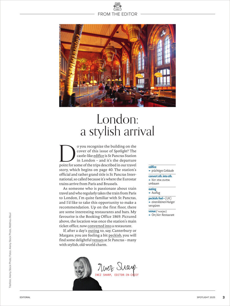 Cover einer Ausgabe des Spotlight Magazins, das einen Artikel über London enthält. Im Vordergrund ein detailreicher Text, im Hintergrund ein Bild von einem eleganten, historisch anmutenden Londoner Gebäude mit roten und goldenen Farbtönen.