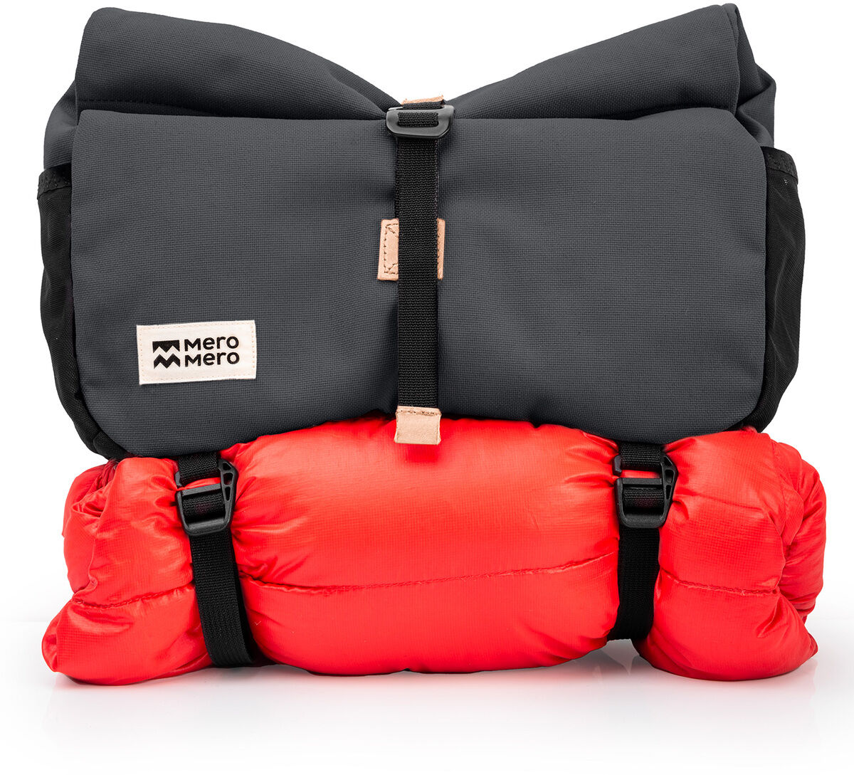 Eine moderne, funktionale Tasche im »Piha«-Design mit einem schwarzen Hauptteil und einer roten, gepolsterten Rolle an der Unterseite. Die Tasche hat ein minimalistisches und stilvolles Aussehen, perfekt für Outdoor-Aktivitäten wie Wandern, Klettern und Camping.