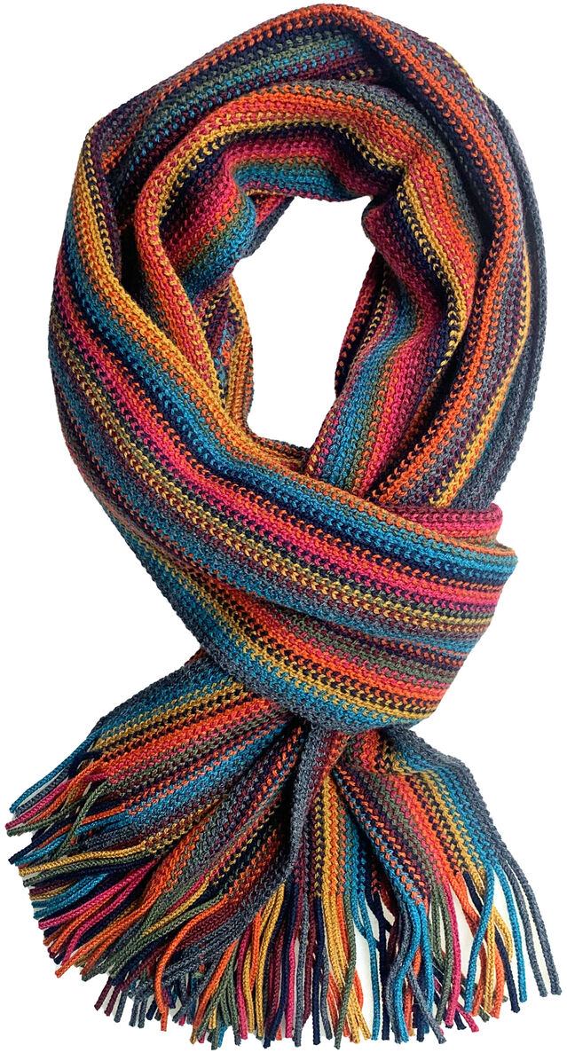 Abgebildet ist ein gestrickter Merinoschal mit Streifen in Blau, Orange, Rot, Gelb und Grün. Der Schal hat bunte Fransen an den Enden und wirkt kuschelig weich. Er ist locker zusammengelegt präsentiert.