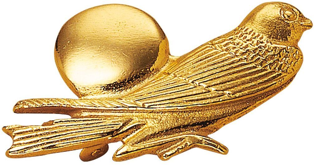 Goldene Anstecknadel in Form eines detailliert gestalteten Vogels neben einer runden Kugel. Das Design erinnert an die Natur und verleiht jedem Outfit eine elegante Note.