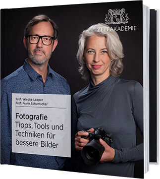 Buchcover des 'Angewandte Fotografie'-Seminars der Zeit Akademie mit Porträts eines Mannes und einer Frau. Der Titel des Buches lautet: 'Fotografie - Tipps und Techniken für bessere Bilder'. Der Mann trägt ein blaues Hemd und die Frau hält eine Kamera in der Hand.
