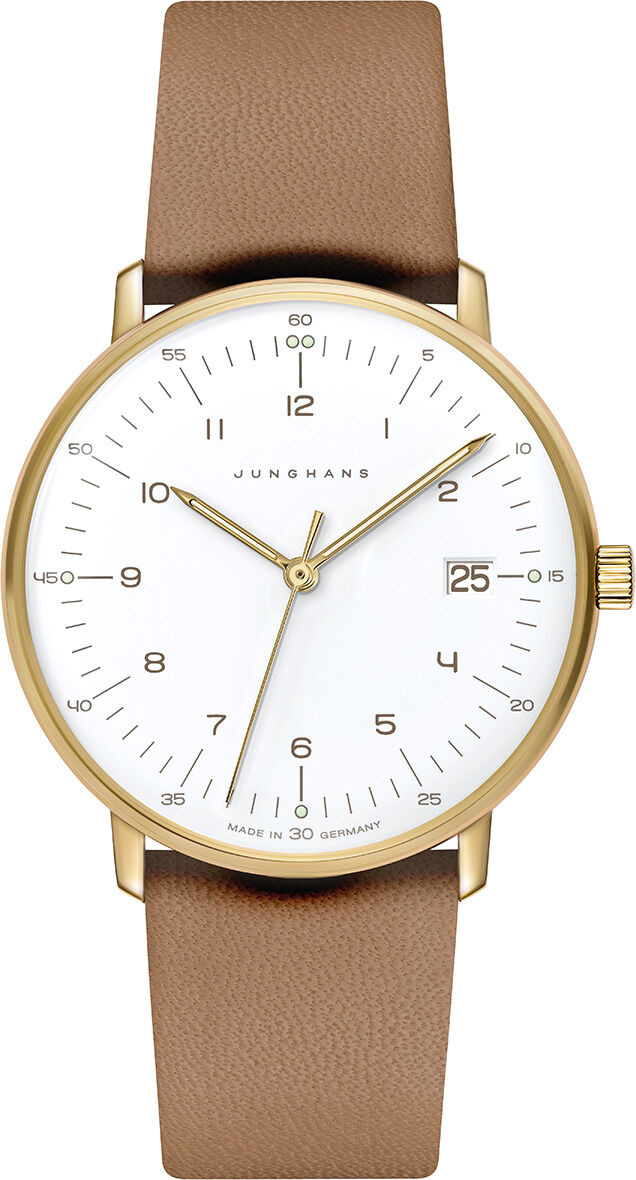 Die Junghans ZEIT-Sonderedition »max bill Damen« zeigt eine minimalistisch designte Armbanduhr. Sie hat ein mattes sandgoldenes Edelstahlgehäuse, weißes Zifferblatt mit klarer Minuteneinteilung und dezenter Datumsanzeige, sowie ein hellbraunes Lederarmband.
