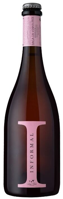 Ein Bild einer Weinflasche Teil des 'Wein- & Feinkost-Paket Portugal'. Die Flasche hat ein rosa Etikett mit der Aufschrift 'Informal'. Die Flasche selbst ist braun mit einem metallenen Verschluss.