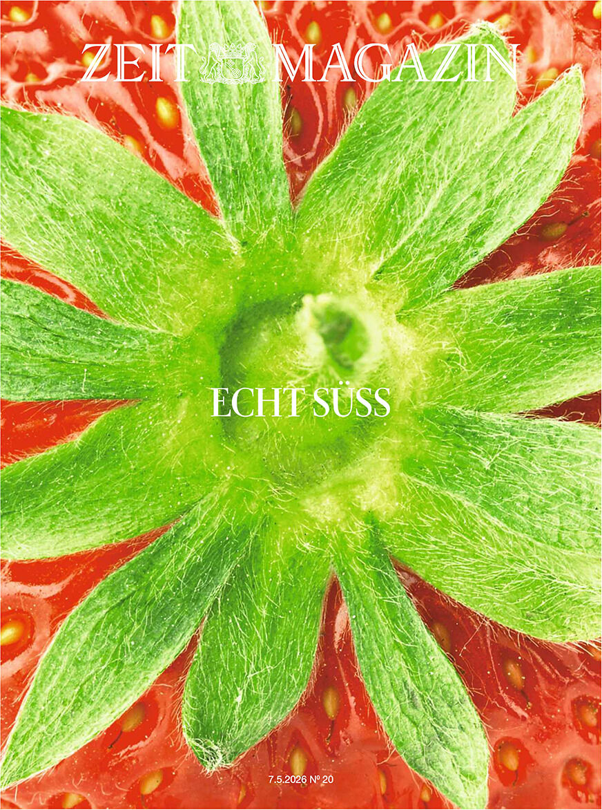 Das Cover des ZEIT Magazins Ausgabe 20/26 zeigt eine detailreiche Nahaufnahme einer roten Erdbeere mit sattgrünem Kelch. Oben ist der Zeitschriftentitel in weißer Schrift, mittig steht der Titel "ECHT SÜSS" und unten das Ausgabedatum. Der Hintergrund ist vollflächig Erdbeertextur.