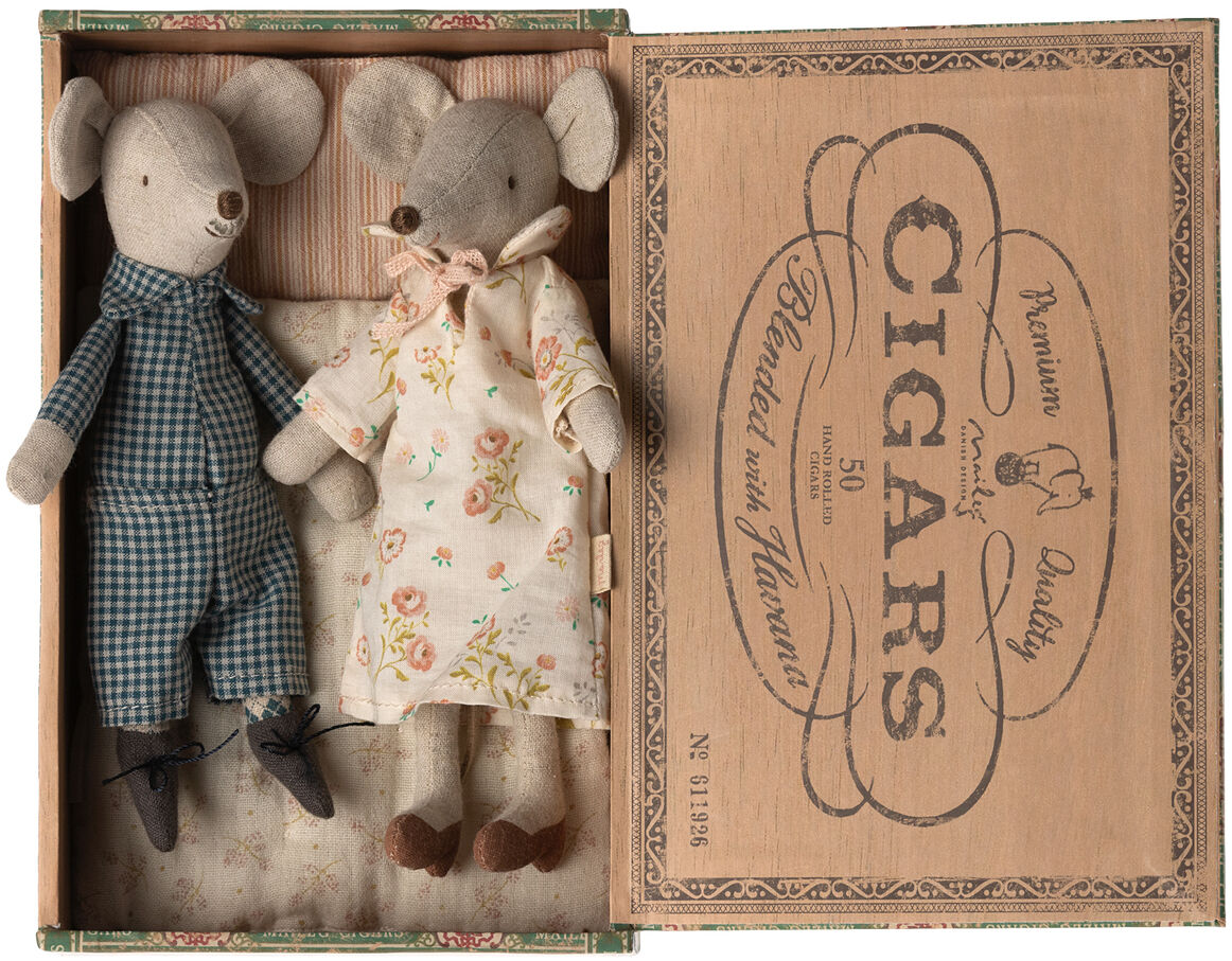 Zwei Maus-Stofftiere, die als Oma und Opa gekleidet sind, sitzen in einem Vintage-Zigarrenkasten. Oma trägt ein blumig gemustertes Kleid, während Opa ein kariertes Outfit trägt.