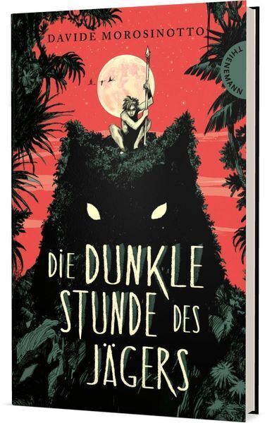 Cover des Buches 'Die dunkle Stunde des Jägers' von Davide Morosinotto. Das Bild zeigt eine schwarze Silhouette eines großen Wolfes im Dschungel mit einer Person, die einen Speer hält und auf dem Kopf des Wolfes sitzt. Im Hintergrund ist ein roter Himmel mit einem Vollmond zu sehen.
