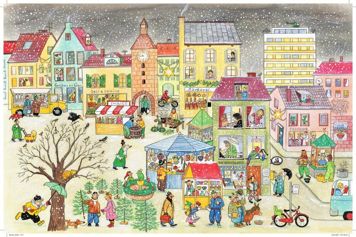 Eine bunte Illustration aus dem 'Winter-Wimmelbuch', die eine winterliche Stadtszene zeigt. Menschen gehen ihren Tätigkeiten nach, Kinder spielen im Schnee, und ein Weihnachtsmarkt ist zu sehen. Häuser sind hell beleuchtet, und es schneit leicht. Tiere bewegen sich in der Stadt und um den Markt herum.