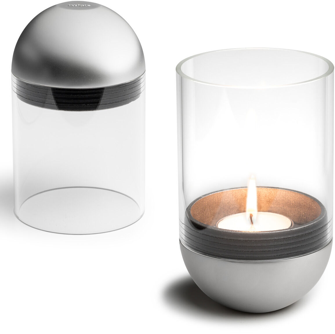 Zwei Gravity Candle Windlichter. Eines zeigt ein angezündetes Teelicht in einem Metall- und Glasbehälter, das andere ist geschlossen.