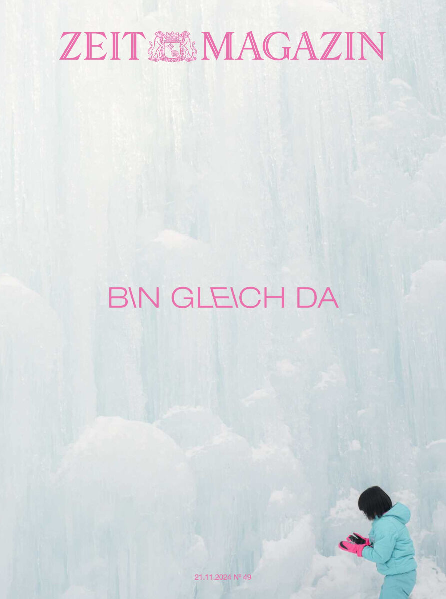 Titelbild des ZEIT Magazins 49/2024 mit einer winterlichen Landschaft in hellen Tönen. Ein Mensch in blauer Kleidung steht vor einer Eiswand. Oben steht in pinker Schrift 'ZEIT MAGAZIN - BIN GLEICH DA'.