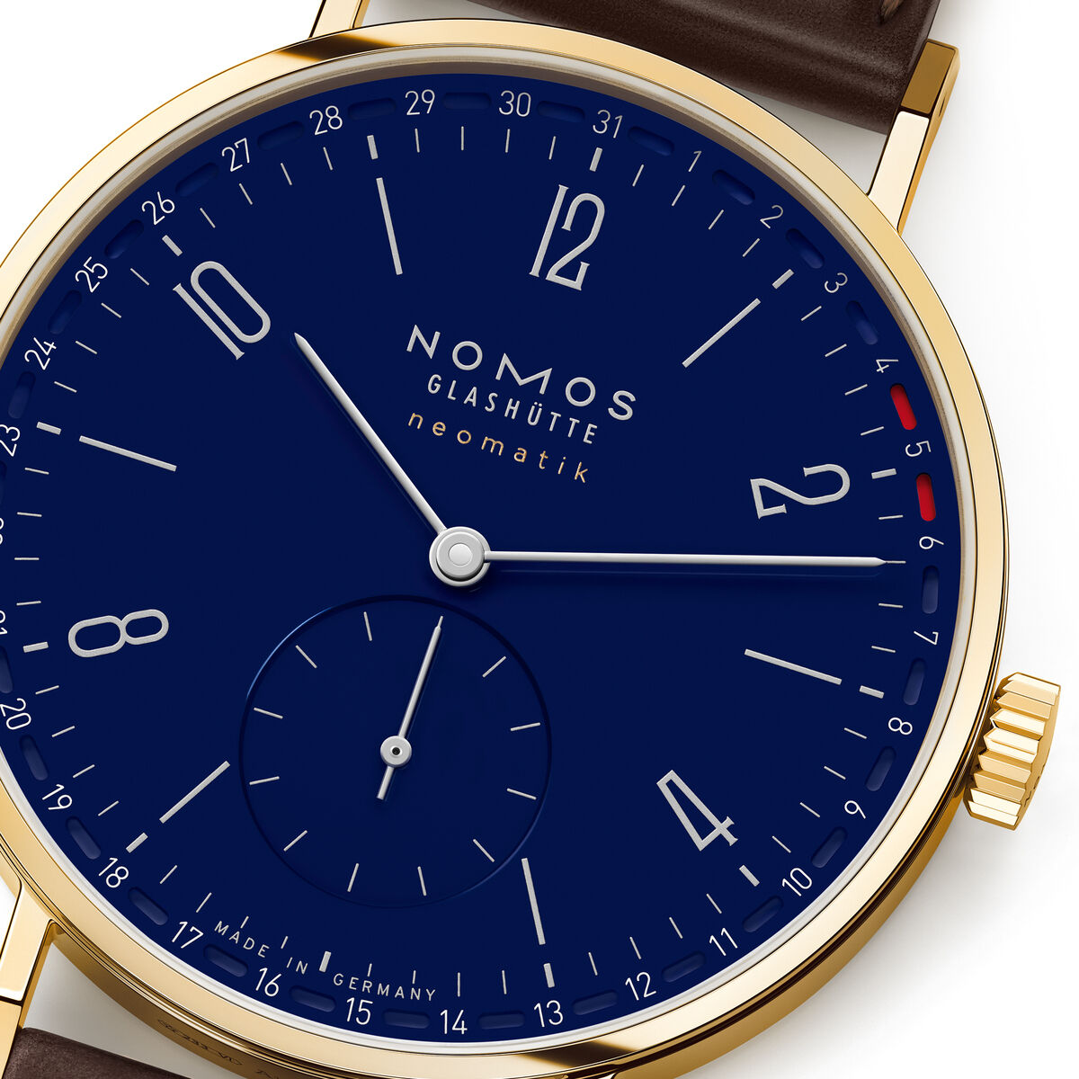 Exklusive Armbanduhr NOMOS ZEITmagazin-Sonderedition Tangente Gold neomatik 38 Update mit goldfarbenem Gehäuse, tiefblauem Emaille-Zifferblatt, weißer feiner Beschriftung, roten Akzenten, braunem Lederarmband und minimalistischem Design, limitierte Auflage von 80 Stück.