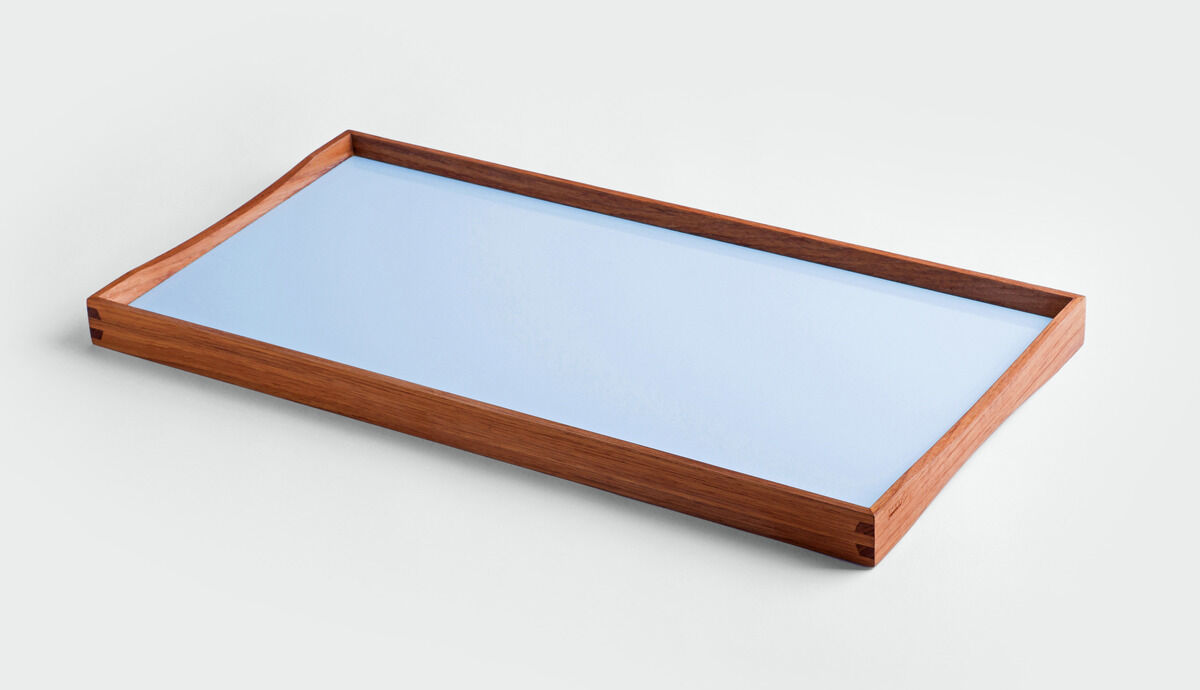 Kleines Tablett »Finn Juhl« aus Holz in rechteckiger Form mit hellblauer Oberfläche. Perfekt für moderne und minimalistische Inneneinrichtungen.