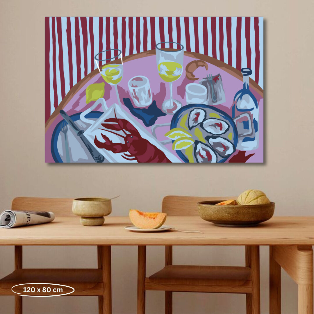 Gemälde eines gedeckten Tisches mit Austern, Weingläsern und weiteren Leckereien. Der Tisch hat einen rot-weiß gestreiften Hintergrund und verschiedene Besteckteile sind auf der Tischdecke verteilt.