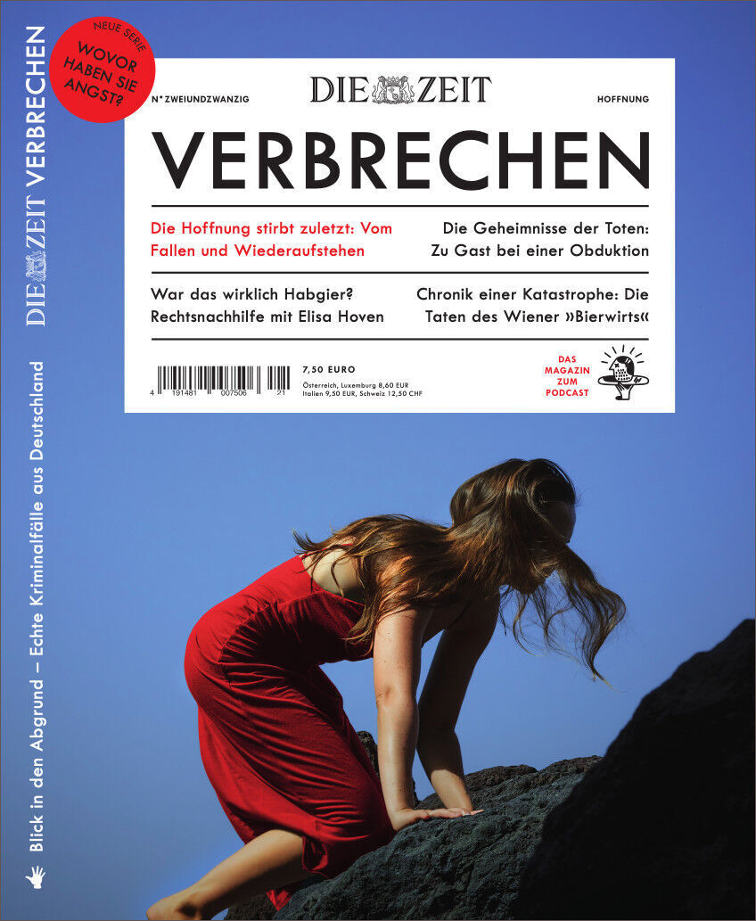 Das Cover des Magazins 'ZEIT VERBRECHEN 22/23' zeigt den Titel in roten Buchstaben auf weißem Hintergrund, umgeben von themenbezogenen Artikeltiteln. Im unteren Teil des Covers befindet sich ein Bild einer Frau, die einen roten Rock trägt und auf einem schwarzen Felsen sitzt. Der Hintergrund des Covers ist überwiegend blau.