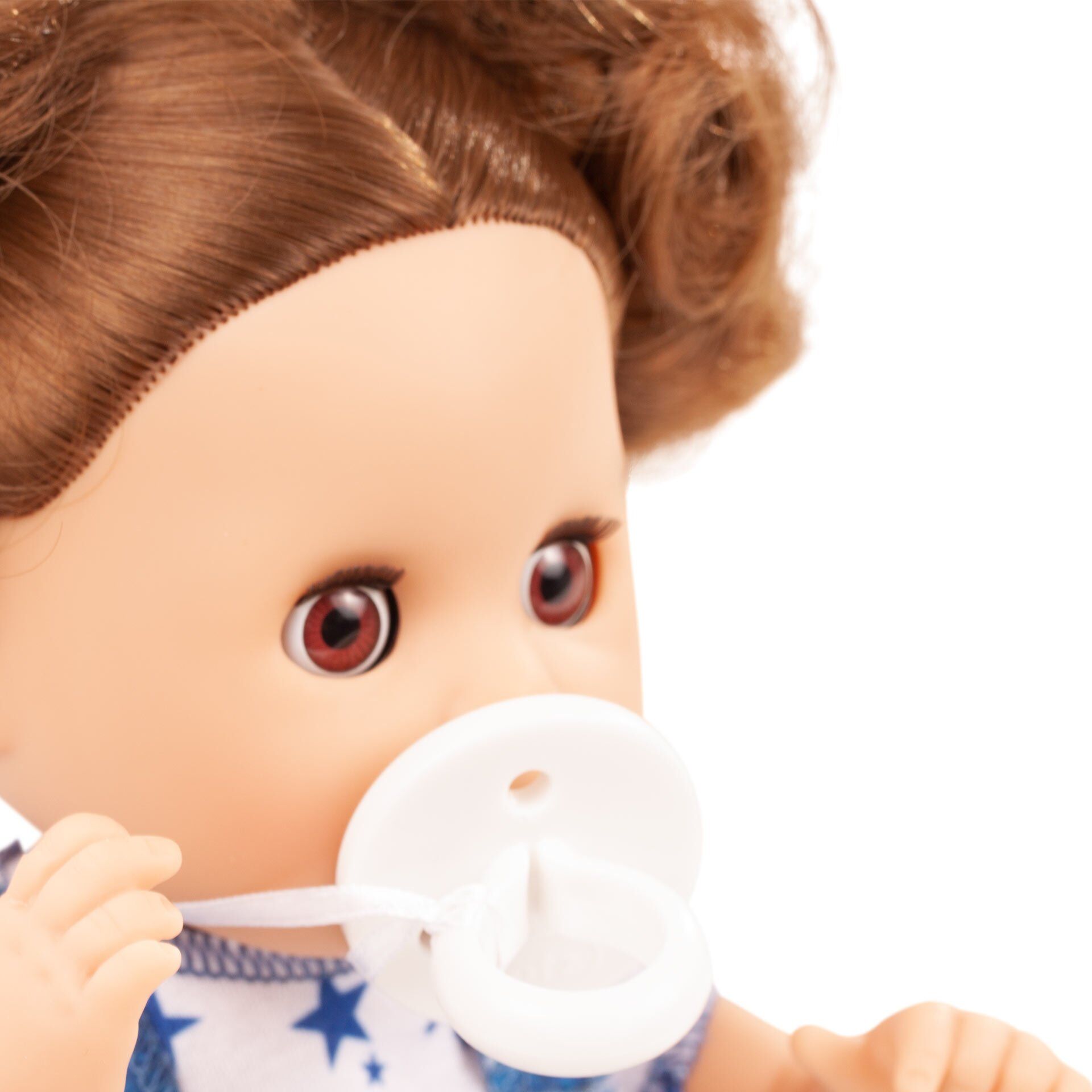 Nahaufnahme einer Baby-Badepuppe namens »Sleepy Aquini Girl Mein Stern« mit braunen Haaren, einem Schnuller im Mund und einem blau-weißen Outfit mit Sternenmuster. Das Spielzeug ist für Kinder geeignet und ideal als Geschenk.