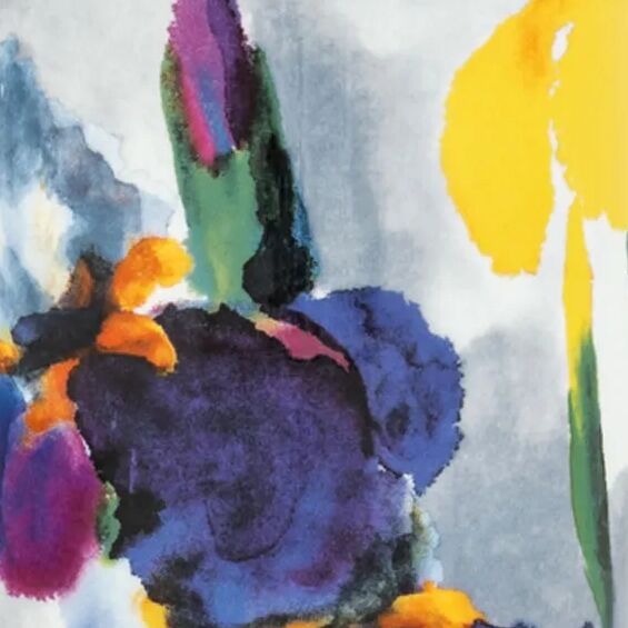Das Bild zeigt eine Porzellantasse mit einem sommerlichen Blumendesign von Emil Nolde aus der Ars mundi Edition. Dominante Farben sind Lila, Orange, Gelb, Blau und Grün auf weißem Hintergrund, angeordnet in abstrakten, kräftigen Pinselstrichen. Die Motive erinnern an impressionistische Sommerblumen.