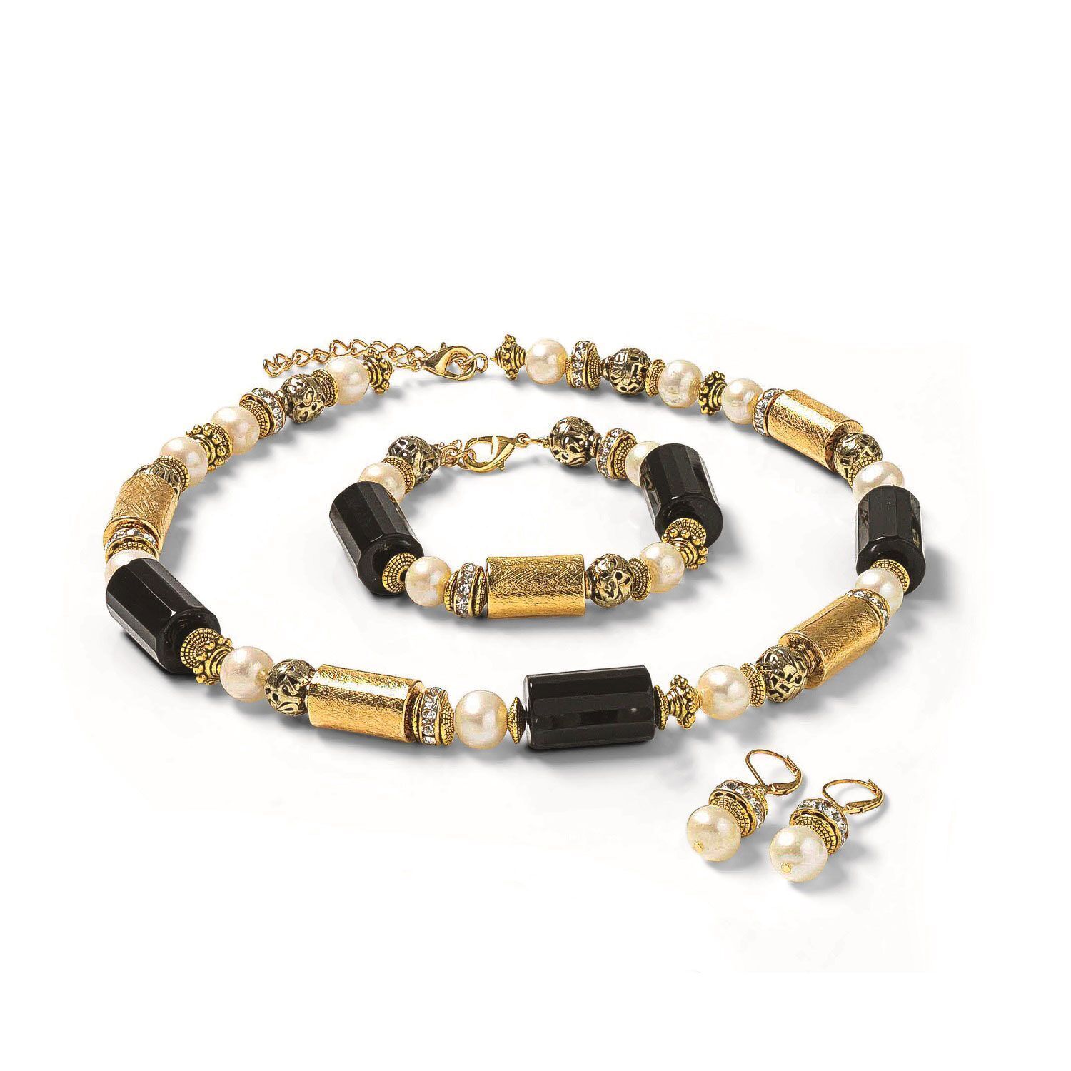Zu sehen ist das Schmuckset »Opulent« von Petra Waszak, bestehend aus einer Halskette, einem Armband und einem Paar Ohrhänger. Das Set kombiniert große, schwarze Edelsteine mit goldfarbenen Zylindern und weißen Perlen. Florale und strukturierte Design-Elemente unterstreichen die opulente, kunstvolle Gestaltung auf hellem Hintergrund.