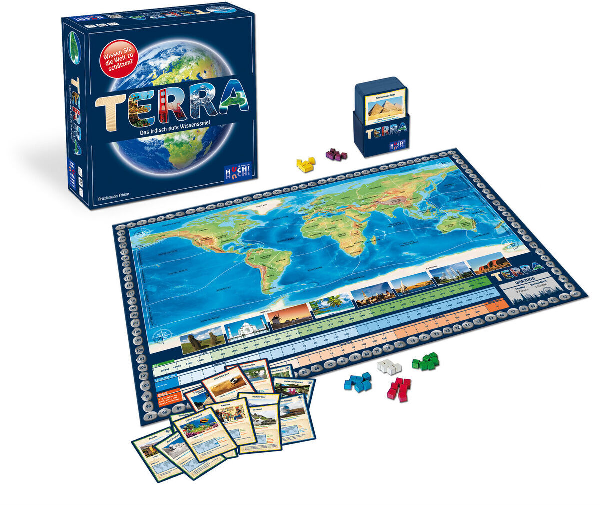 Das Bild zeigt das Spiel »Terra«, ein Geografie-Brettspiel mit Spielbrett, Karten, und spielfiguren. Das Thema des Spiels sind geografische Kenntnisse und Wissensfragen. Das Spielbrett zeigt eine Weltkarte.