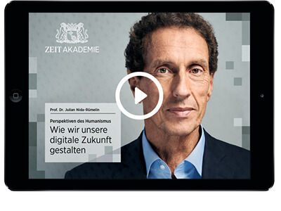 Ein Tablet zeigt ein Seminarvideo der „Zeit Akademie“ mit dem Titel „Perspektiven des Humanismus: Wie wir unsere digitale Zukunft gestalten“ von Prof. Dr. Julian Nida-Rümelin. Auf dem Bildschirm ist ein Porträt von einem Herrn in einem blauen Hemd und einem schwarzen Jackett zu sehen.