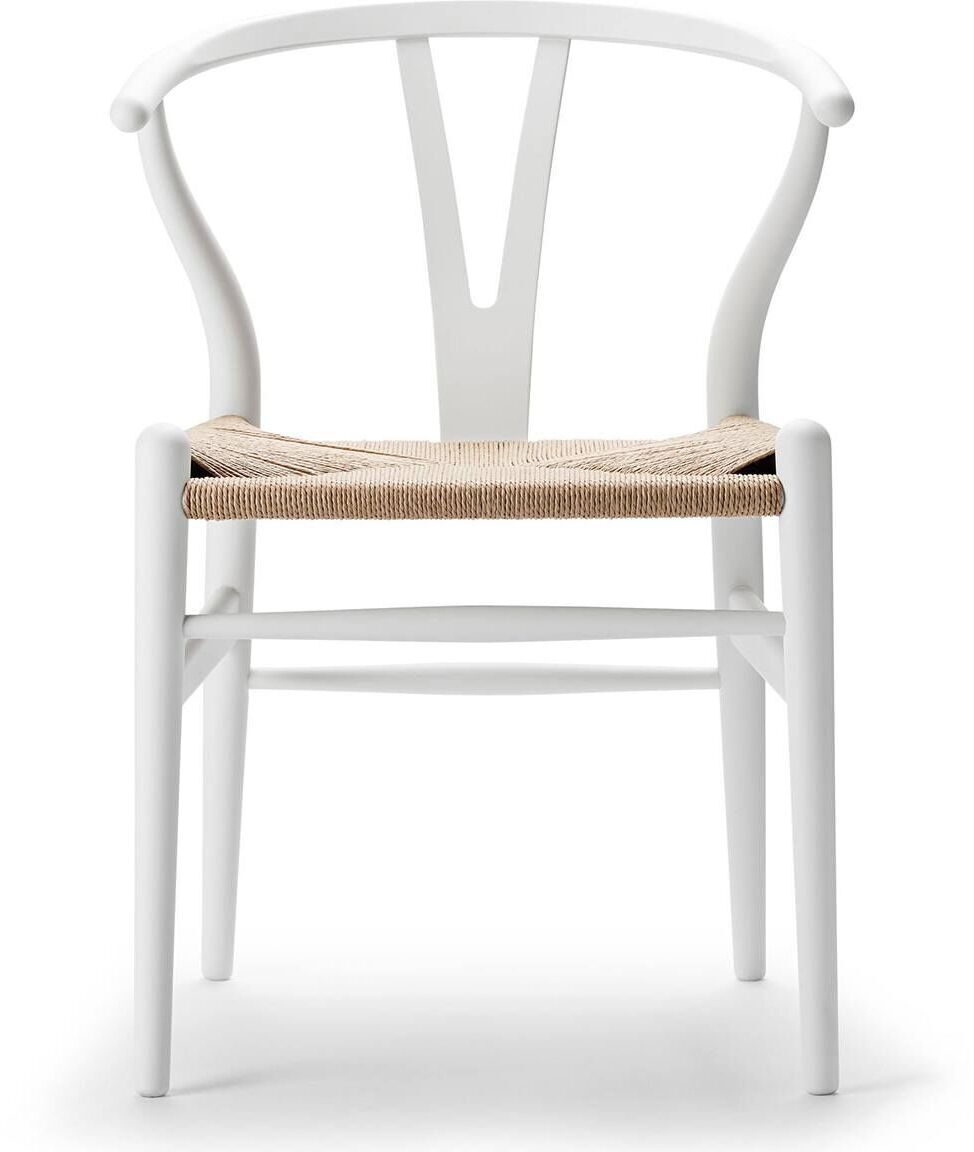 Ein sonderedition Stuhl 'CH24 Soft' von Carl Hansen, bekannt auch als Wishbone Chair. Der Stuhl hat eine weiße, leicht geschwungene Rückenlehne und Armlehne, und eine Sitzfläche aus hellem gewebtem Rattan.