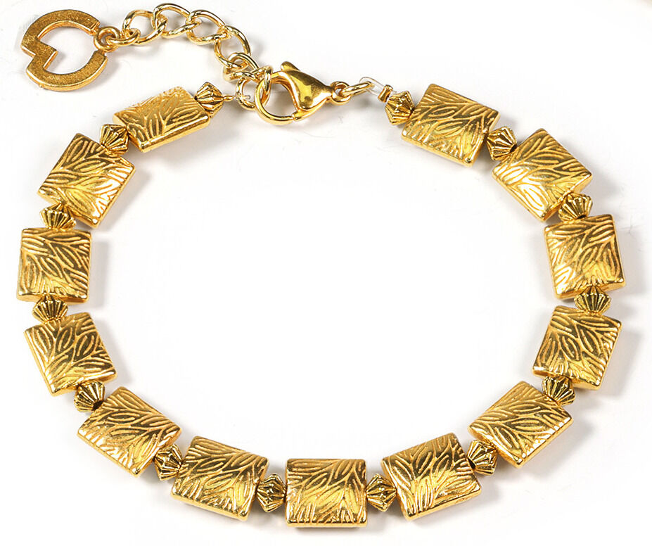 Das Bild zeigt ein elegantes goldfarbenes Armband aus dem Schmuckset »Eliza« von Petra Waszak. Das Armband besteht aus rechteckigen, kunstvoll geprägten Elementen und ist mit einem filigranen Verschluss versehen. Das Schmuckstück wirkt luxuriös und zeitlos und eignet sich als modisches Accessoire für festliche Anlässe.
