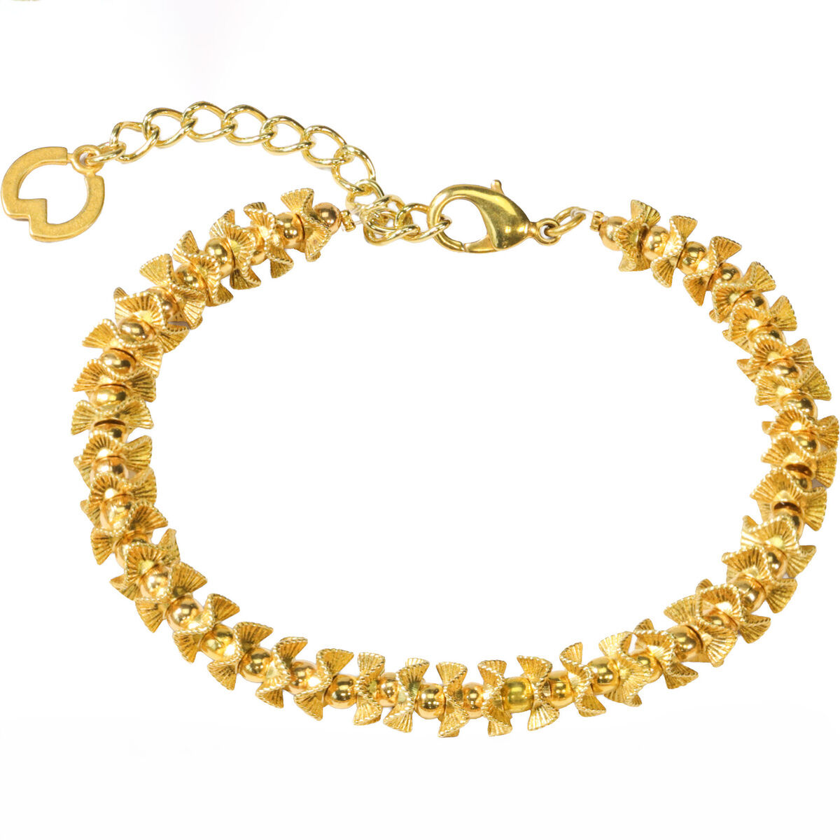 Das Bild zeigt das Armband aus dem Schmuckset »Golden Belle« von Petra Waszak für Ars mundi. Es besteht aus vergoldetem Messing mit filigranen Blütenelementen, einem Karabinerverschluss und einer verstellbaren Gliederkette. Das Design wirkt edel und luxuriös.