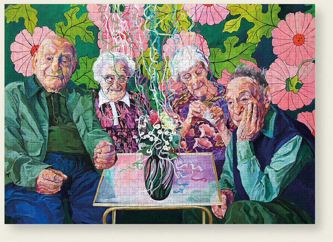 Ein farbenfrohes Puzzlebild mit vier älteren Menschen, die um einen Tisch mit Blumen sitzen. Der Hintergrund ist von großen pinken Blumenblättern dominiert.