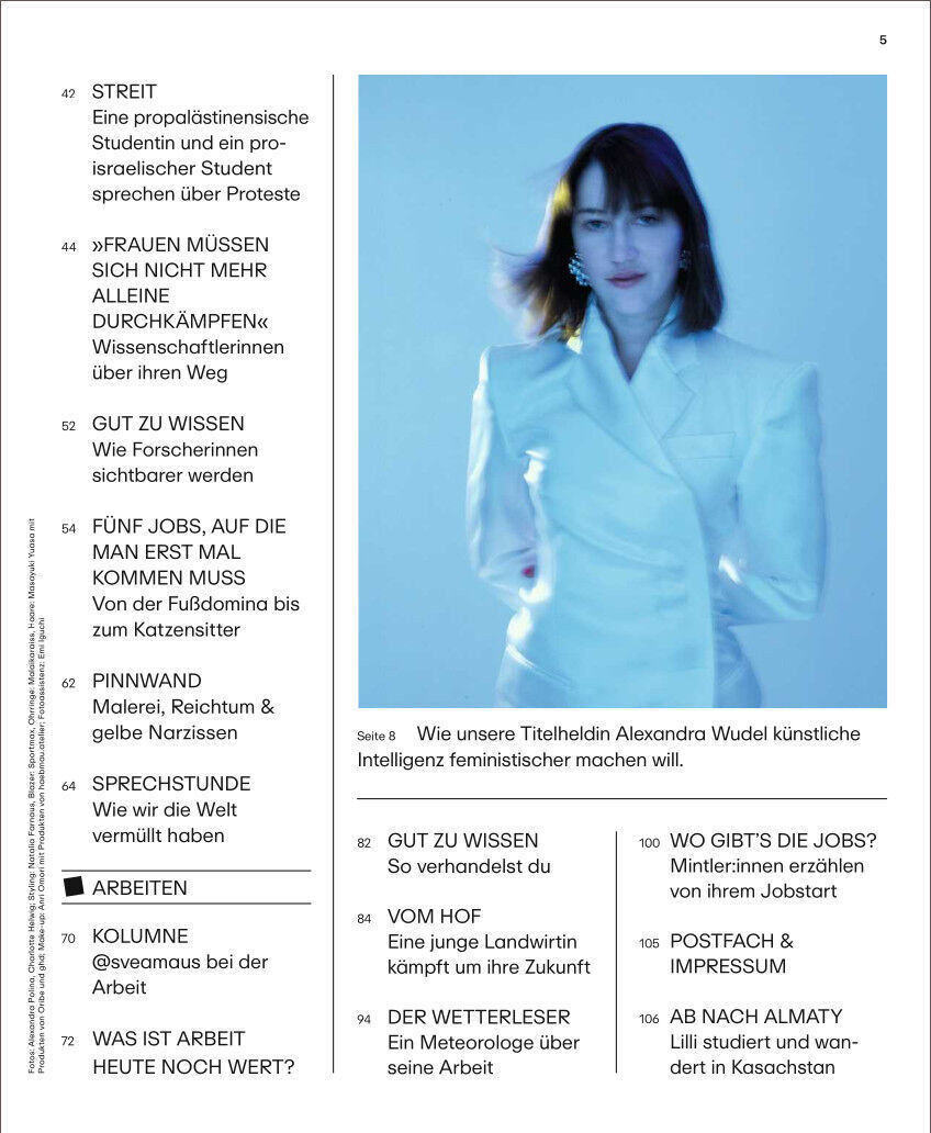 Titelblatt der Zeitschrift ZEIT CAMPUS 3/24 Generation GPT. Es zeigt eine Frau mit kurzem braunen Haar und blauer Kleidung. Verschiedene Artikelthemen und Seitenzahlen sind auf der linken Seite des Covers aufgelistet.