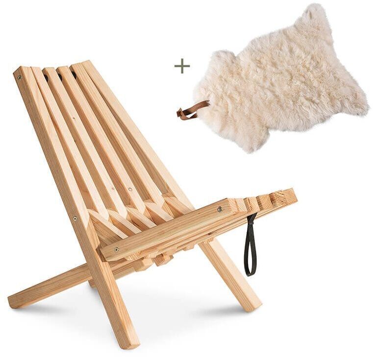 Ein klappbarer Holzstuhl mit Schafsfellüberzug, geeignet für den Außenbereich. Der Stuhl hat eine natürliche Holzfarbe und das Fell ist naturweiß. Ideal für Garten oder Camping.