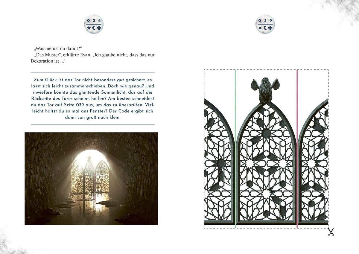 Das Bild zeigt eine Doppelseite des Buches 'EXIT® - Das Buch: Der Löwe von San Marco'. Auf der linken Seite ist ein Textblock mit einer Illustration eines gotischen Tors unter einem goldenen Lichtbogen. Die rechte Seite enthält eine Illustration eines kunstvollen Fensters mit einem Löwenkopf und dekorativen Details.