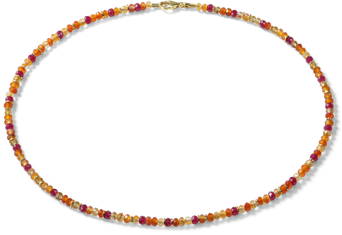 Das Collier „Annabelle“ von Ars mundi ist 43 cm lang und besteht aus kleinen, runden Perlen in Orange-, Rot- und Goldtönen aus Zitrin, Karneol, Korund sowie vergoldeten 925er-Sterlingsilberelementen. Es wirkt filigran und elegant und hat einen dezenten Verschluss.