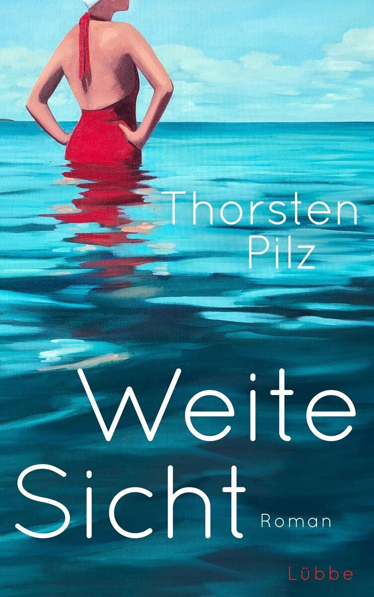 Buchcover des Romans 'Weite Sicht' von Thorsten Pilz. Eine Frau in einem roten Badeanzug steht im Wasser, das weit und ruhig ist. Der Hintergrund zeigt einen klaren blauen Himmel. Die Schrift ist in Weiß gehalten.