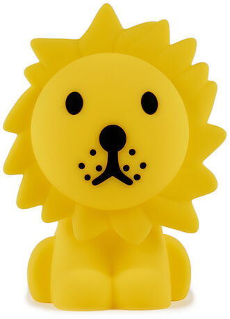 Ein gelbes Nachtlicht in Form eines sitzenden Löwen mit schwarzen Augen und Nase auf weißem Hintergrund. Die Lampe ist niedlich und ideal für Kinderzimmer.